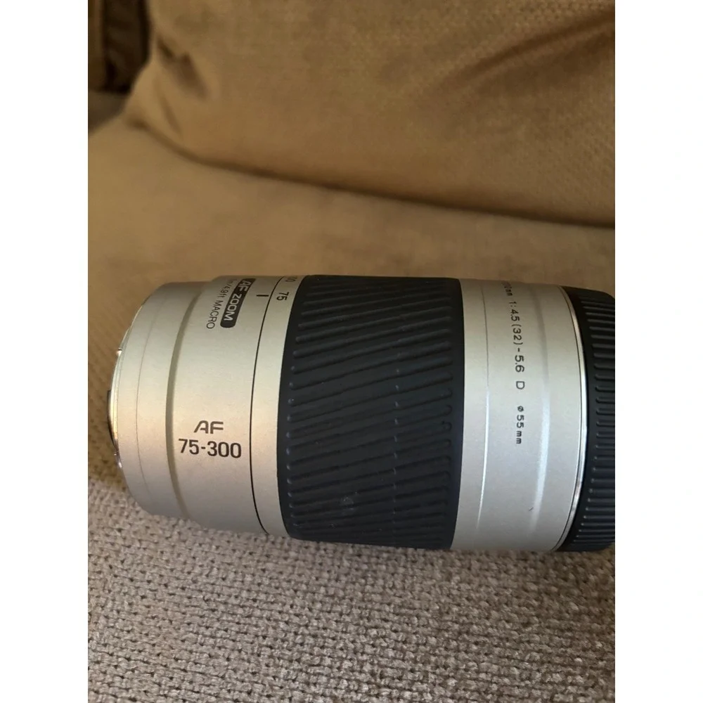 Minolta AF 75-300 4.5-5.6D zoom lens